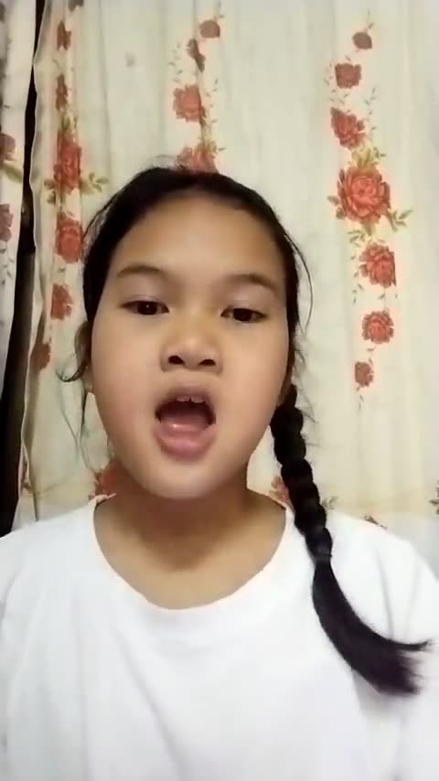 นักเรียนอ่านออกเสียงและตอบคำถามท้ายบทอ่าน